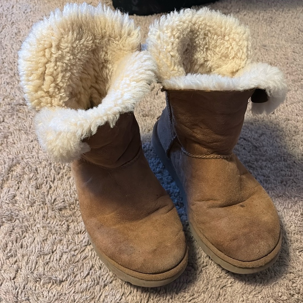 Women’s Side Button Ugg size 8